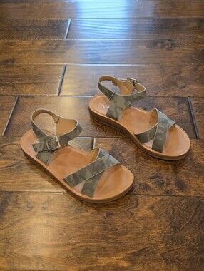 NWOT Forever Comfort Camo Sandals Size 6